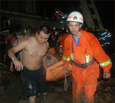 20111105-Xinhua Wenzhou train crash rescue 432.jpg